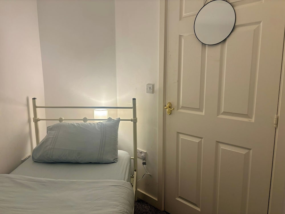 2 Bed Wolverhampton Apartment-sleeps 5