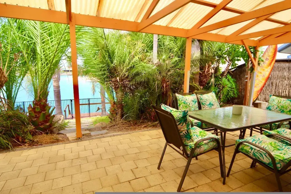 Lakeside Getaway - 4BR Jetty Wi-fi Waterfront