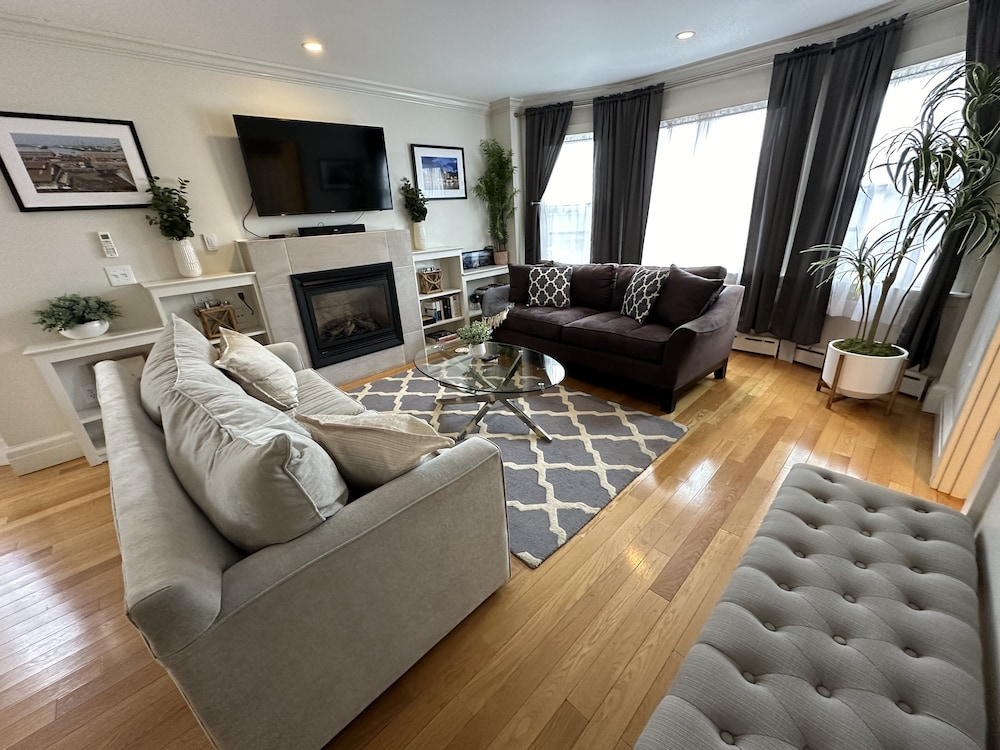 Bright And Open 2 Bed 1 Bath Apt. Off Broadway #2 2 Bedroom Apts