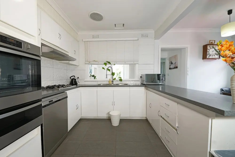 Bayside 4-BRM Home near Mentone