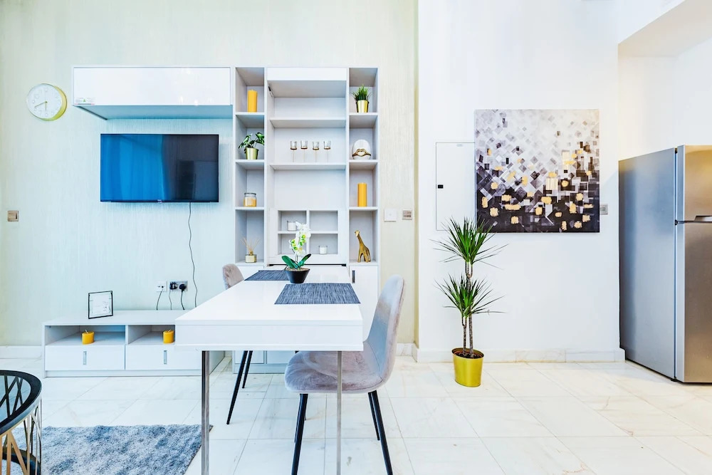 Waves - Chic Studio With Balcony Overlooking City Views