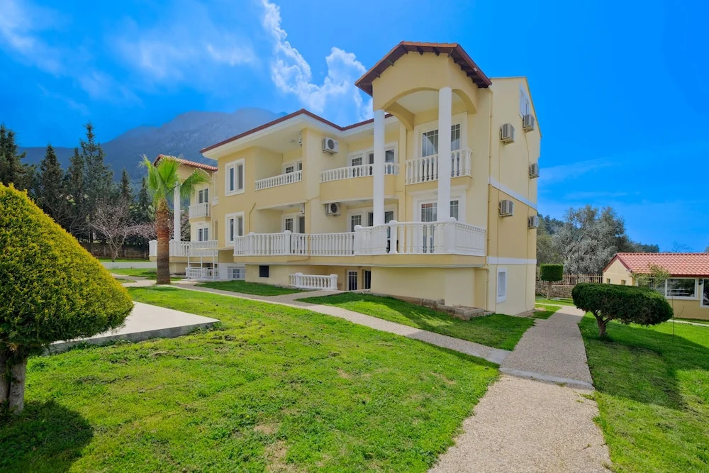 Gold Lion Hotel