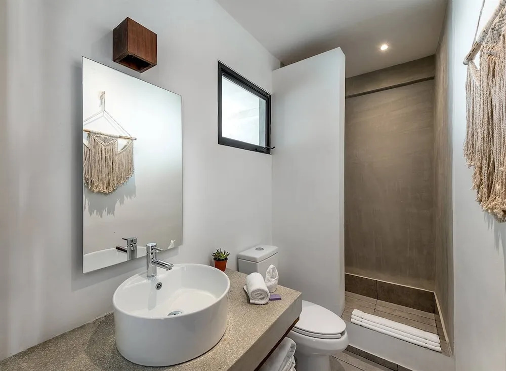 Unbeatable Located Spacious Loft With Amazing Roof