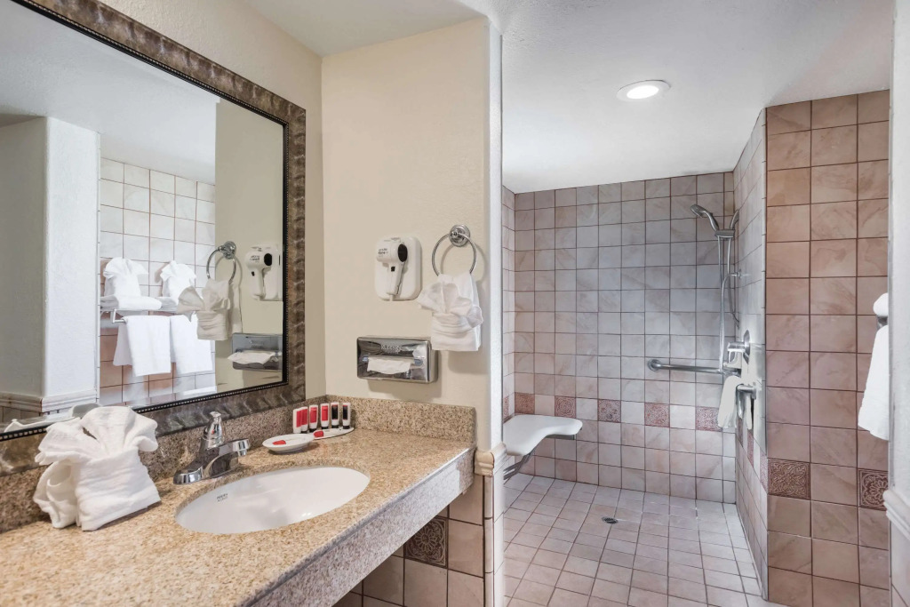 Days Inn & Suites by Wyndham Lodi