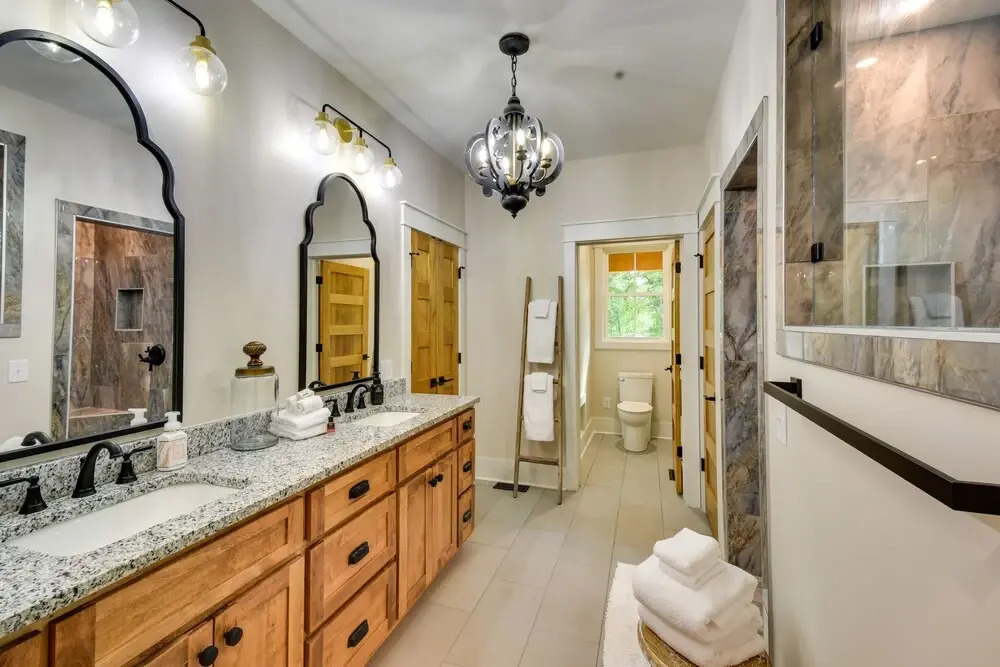 Luxurious Clarkesville Cabin w/ Decks & Fire Pit
