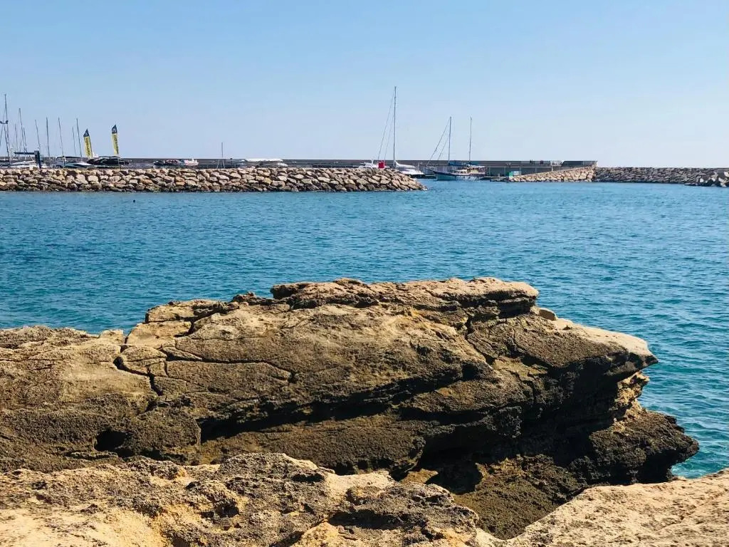 Un barco clásico con alma propia cerca de Barcelona