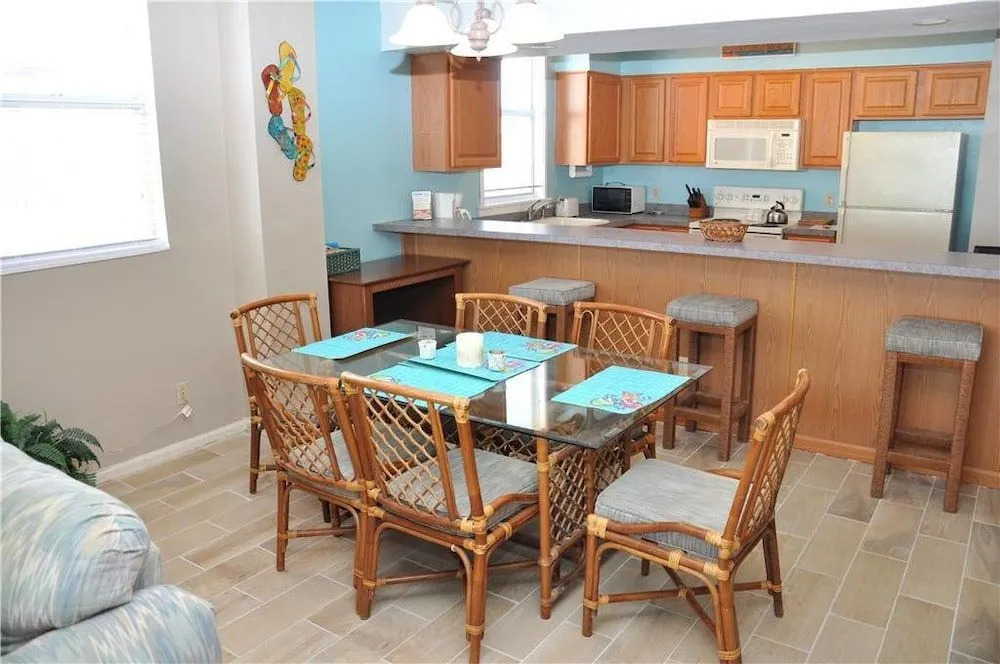 Hyperion Towers 201 - 3 Br condo by RedAwning