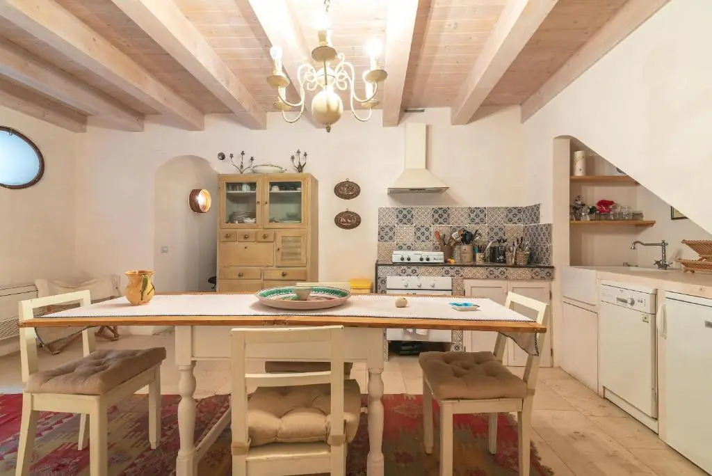 Velasquez Suite House