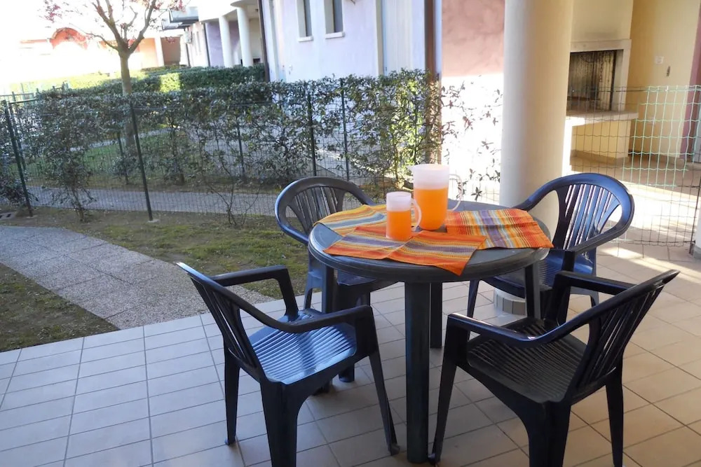Garden Apartment With Pool in Holiday Village