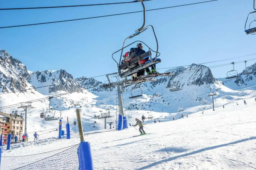 Apartment with 2 bedrooms in Pas de la Casa with wonderful mountain view balcony and WiFi 200 m from the slopes