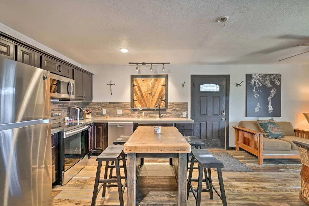 4 Mi to Dtwn: Rustic Fort Worth Apt