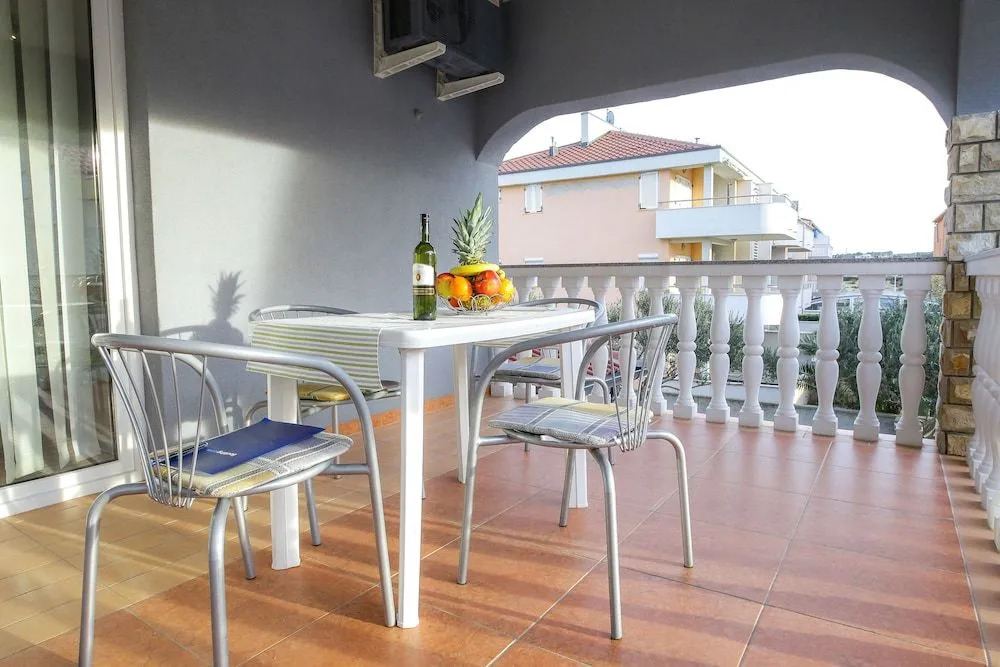 Lucky Luke Pool Apartments