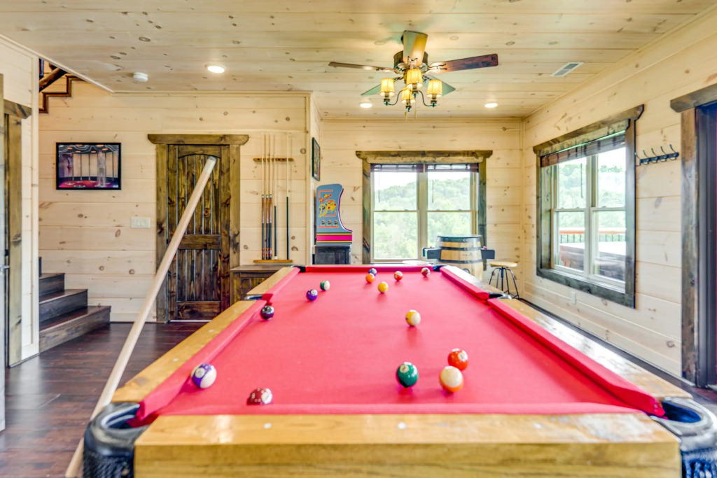 Misty Mountain Stop: Mountain Views, Hot Tub, Game Room, Theater Room