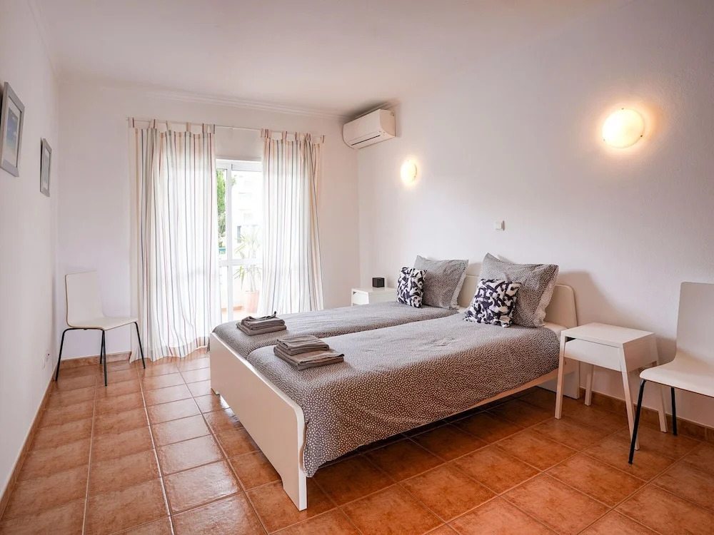 Excellent one Bedroom Apartment in Meia Praia, With Communal Pool