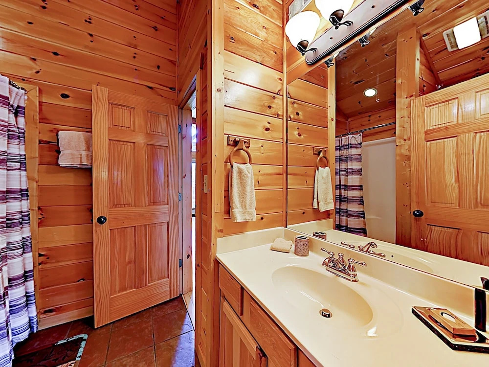Peaceful Serenity W/ Private Hot Tub & Game Room 4 Bedroom Cabin