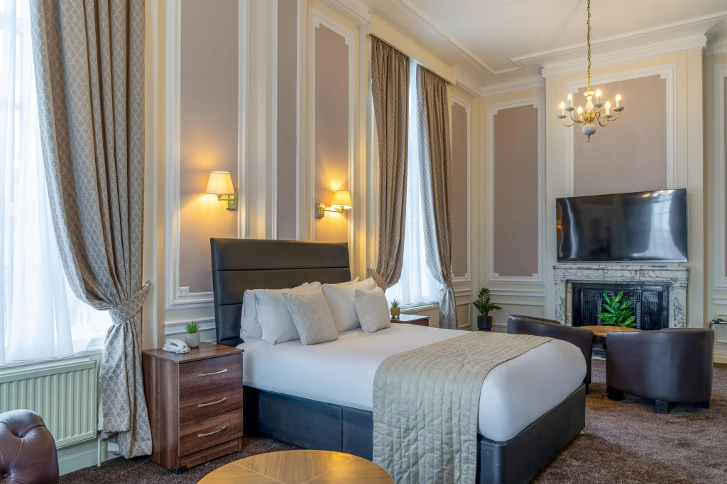 Adelphi Hotel