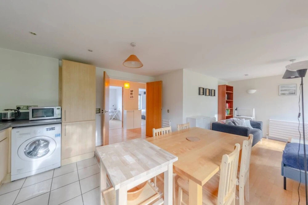 Spacious 2 Bedroom Apartment Near White City