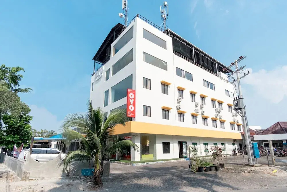 RedDoorz Plus near Cambridge City Square 2 Medan