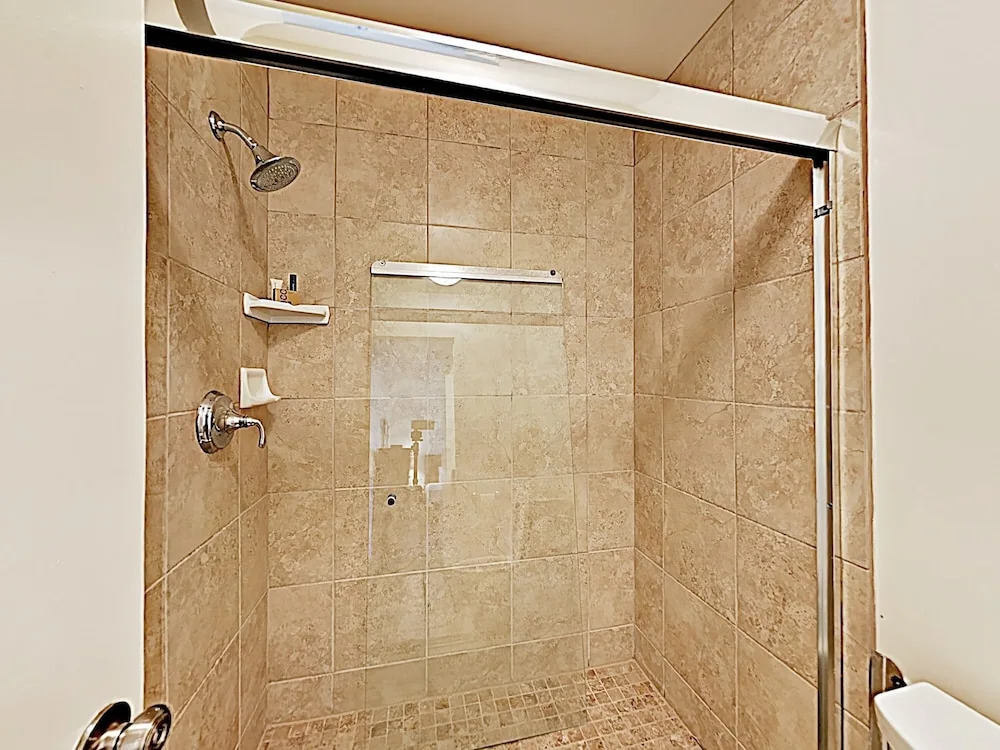 New Listing! Ski Basecamp W/ Hot Tub, Walk To Lift 3 Bedroom Townhouse