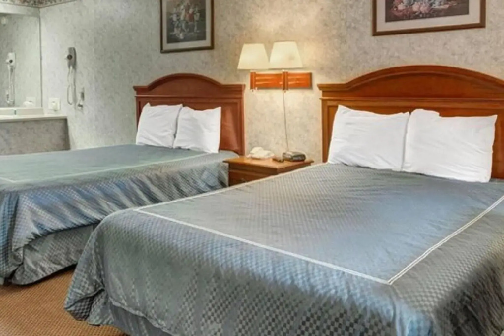MERRIMAC INN & SUITES