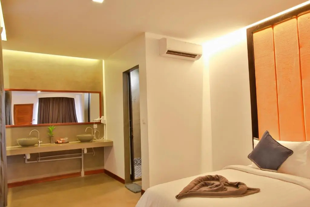 Central Corner Suite