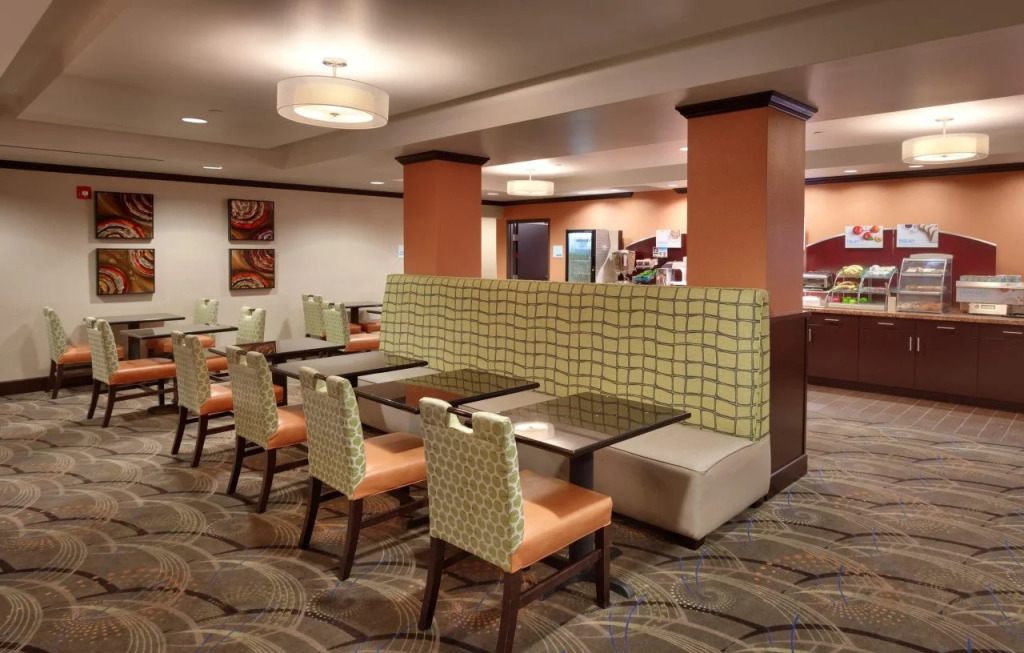 Holiday Inn Express & Suites Overland Park by IHG