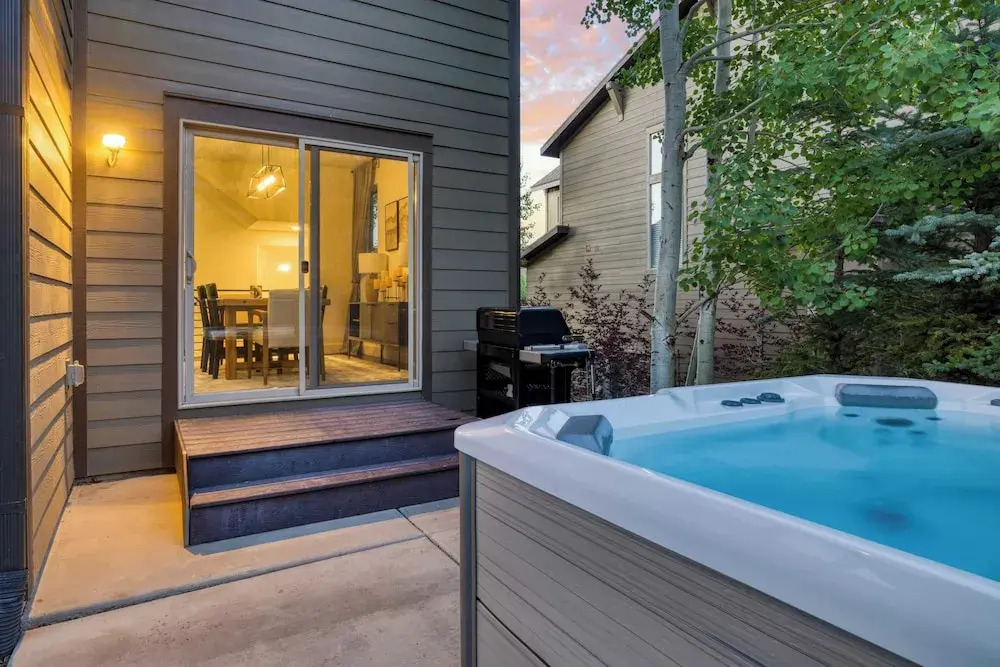 Abigail Drive Year-round Retreat w/ Hot Tub Near Trails + Historic Main St