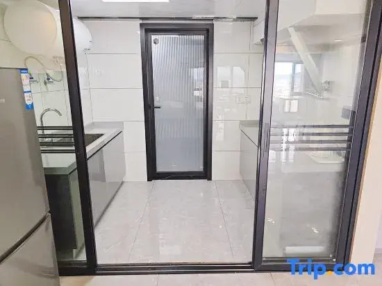 Blue West Coast Luxury Movie Homestay (Guangde Municipal Government)