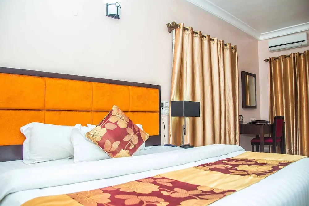 Royal Crest Hotel & Suites