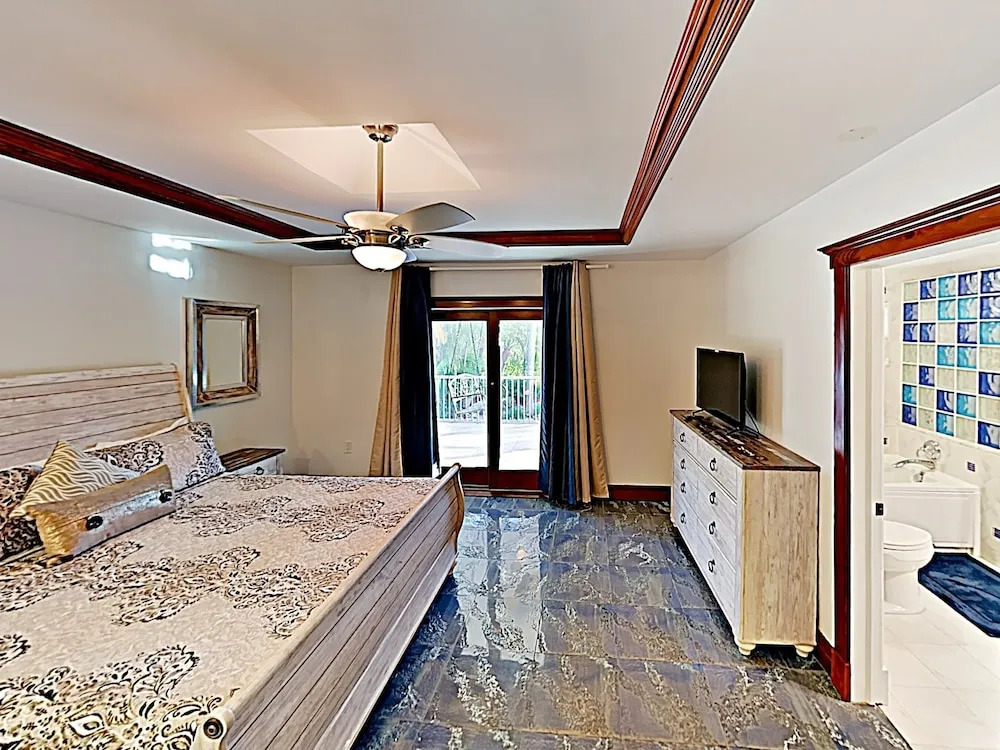 Canal-front Dream W/ Private Pool, Spa & Dock 3 Bedroom Home