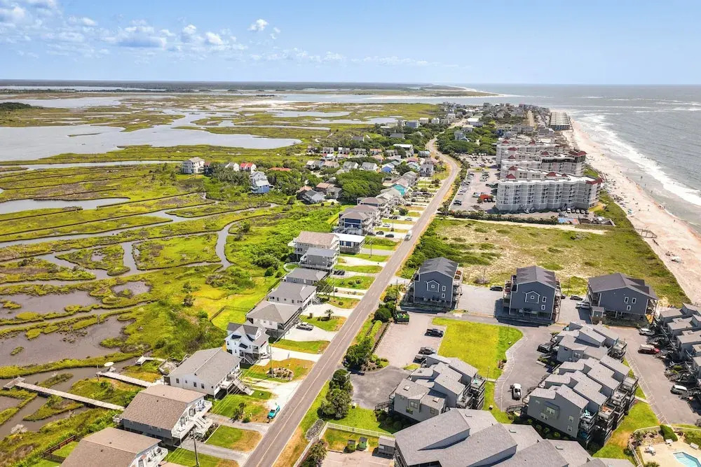 North Topsail Beach Townhome: Walk to the Beach!