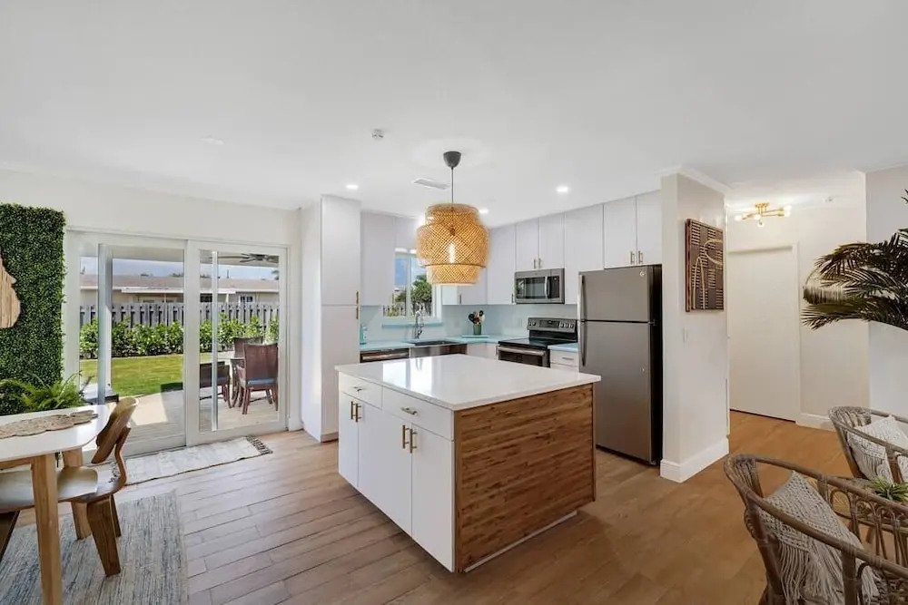 Mid-Century home near beach king bedbig backyard