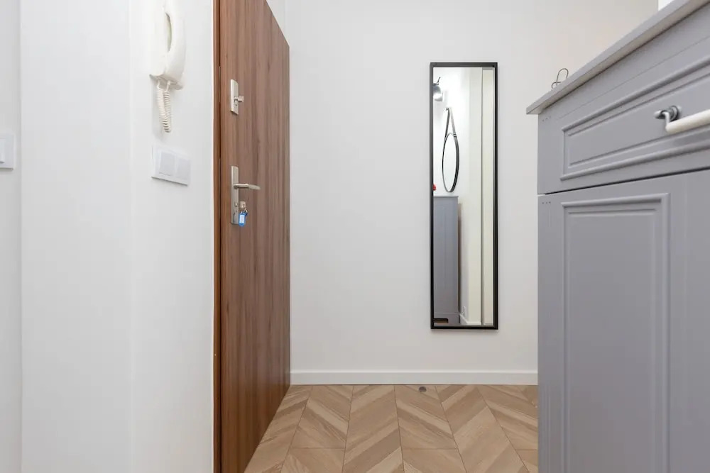 Warsaw Apartment Elekcyjna by Renters