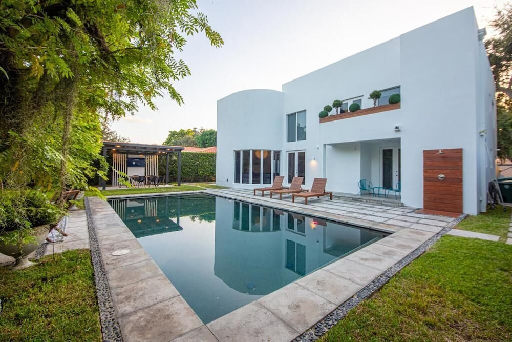Villa II Palazzo by Glam Homes