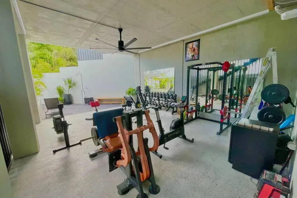 Quiet private getaway, private gym walk 2 beach
