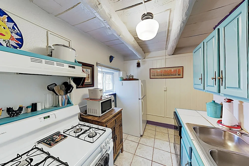 Charmed Casita W/ Private Backyard, Near Plaza 1 Bedroom Cottage