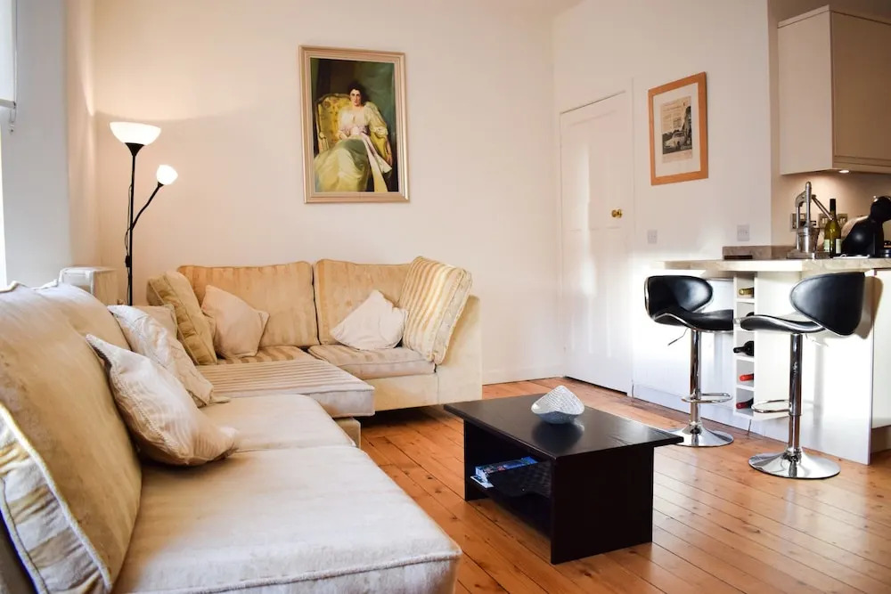 Spacious 3 Bedroom Apartment in Edinburgh
