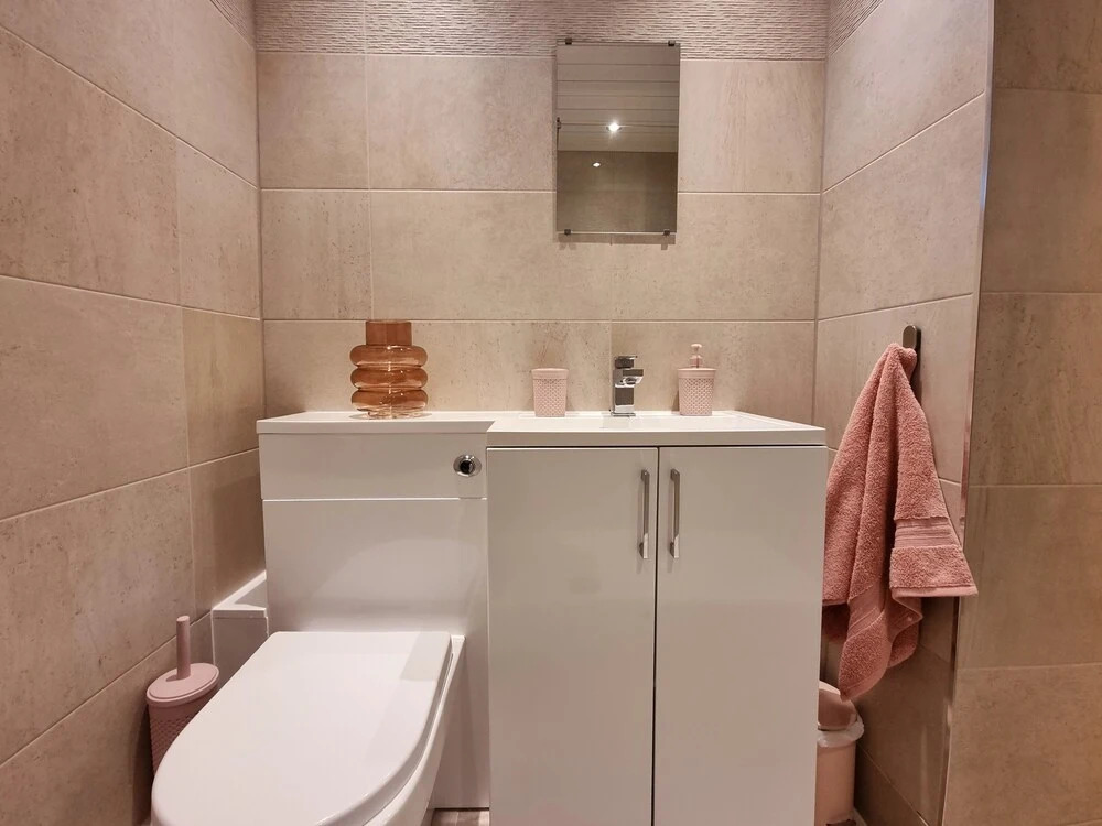 Airy Home with Free Parking in Glasgow