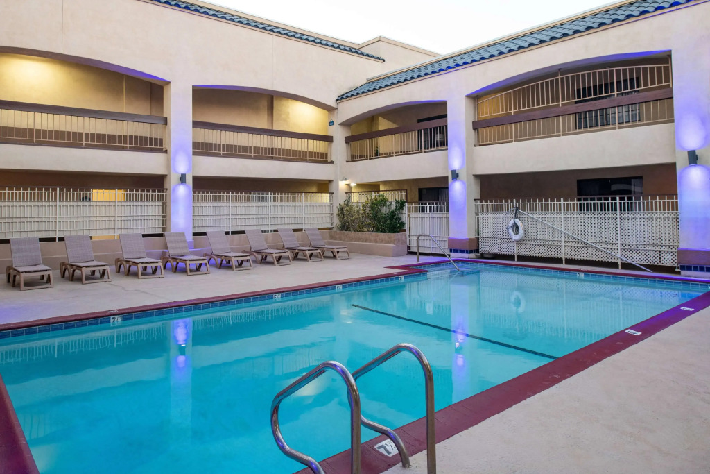 Days Inn & Suites by Wyndham Artesia