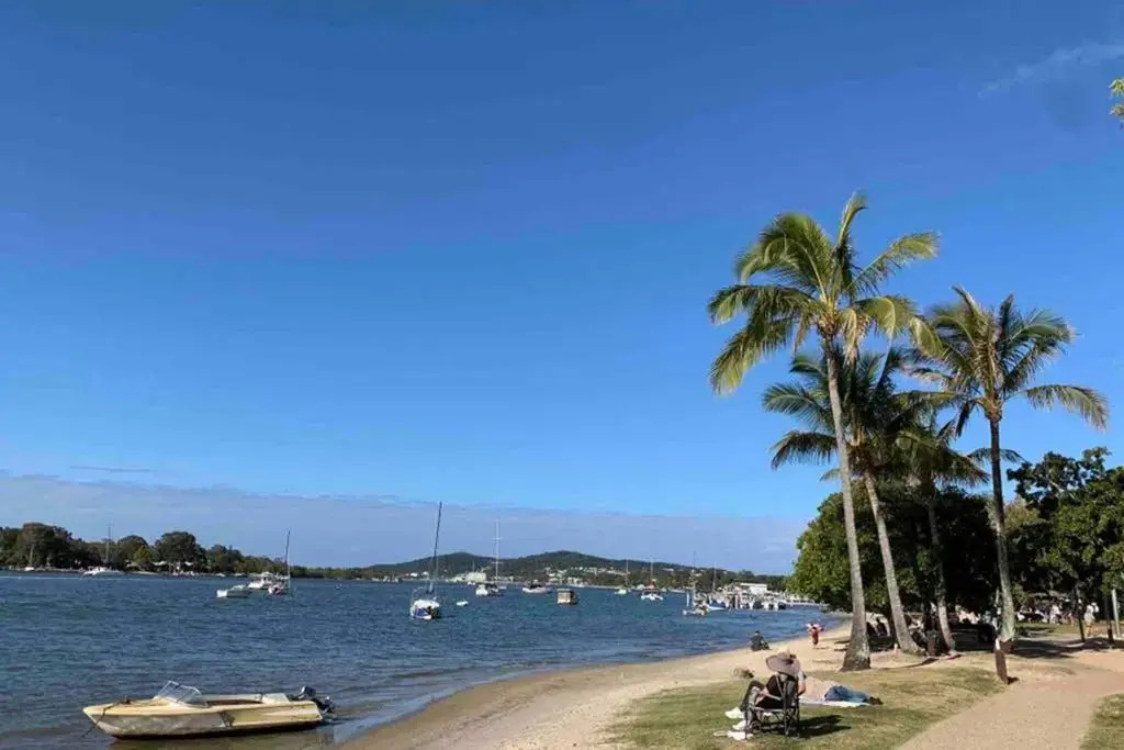 2 Bedroom Renovated Townhouse, Walk to Noosa River