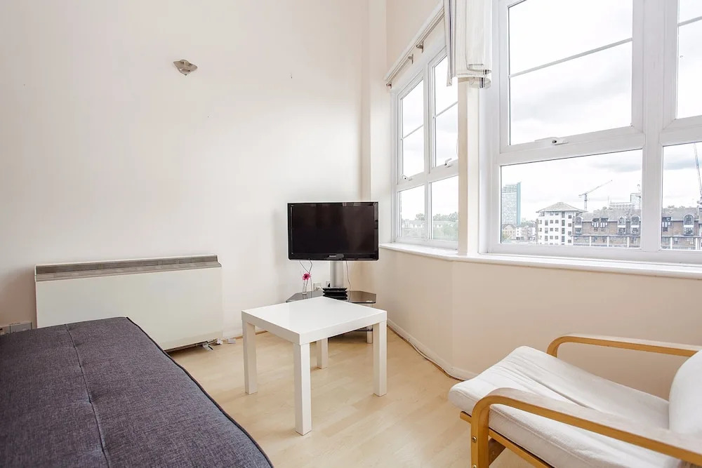 A Bright Top Floor Maisonette Along The Quays