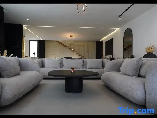 Marrakech Oasis Retreat - 5-Bedroom Villa with Private Pool