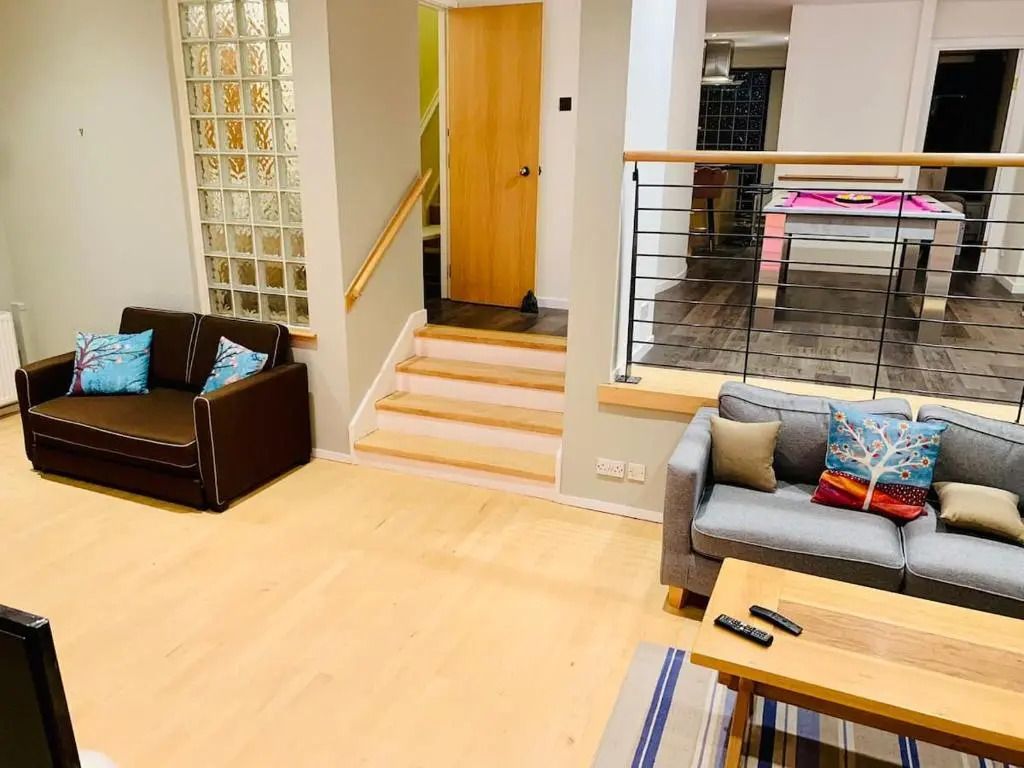 Glasgow City Centre G1 PENTHOUSE with RiverViews - Duplex (4 Bedrooms, 3 Bathrooms, Kitchen, 1 Living room, 1 Dining room, 2 Terraces, Triple Garage 3 Parking spaces 'e-charging', Top Floor, 2050 sq ft, Merchant City)