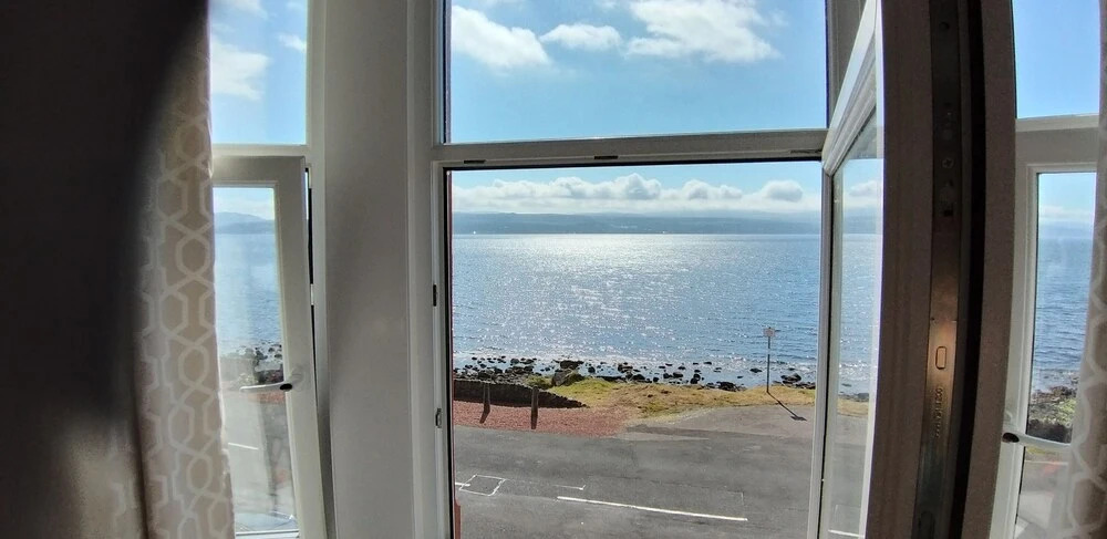 Captivating 1-bed Apartment sea Views,in Innellan