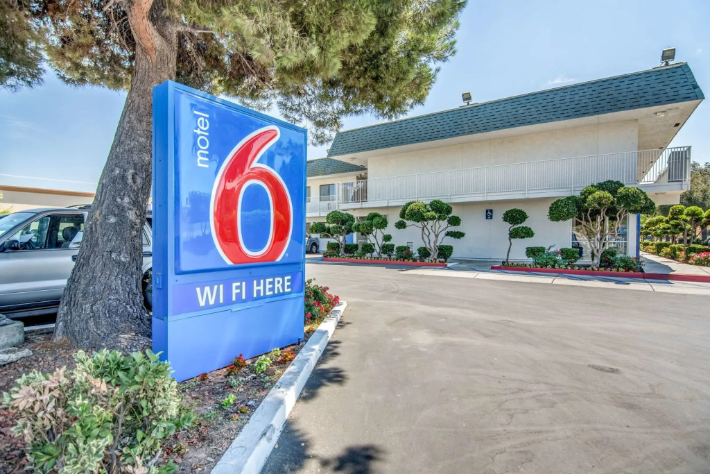 Super 8 by Wyndham Tracy