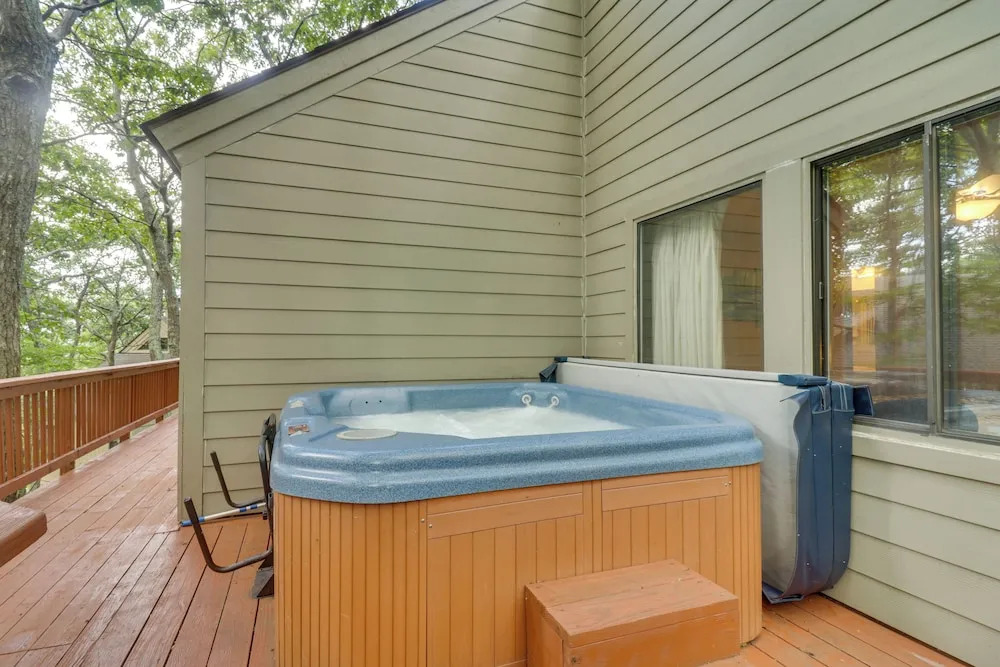 Wintergreen Home w/ Hot Tub, Deck & Mountain Views