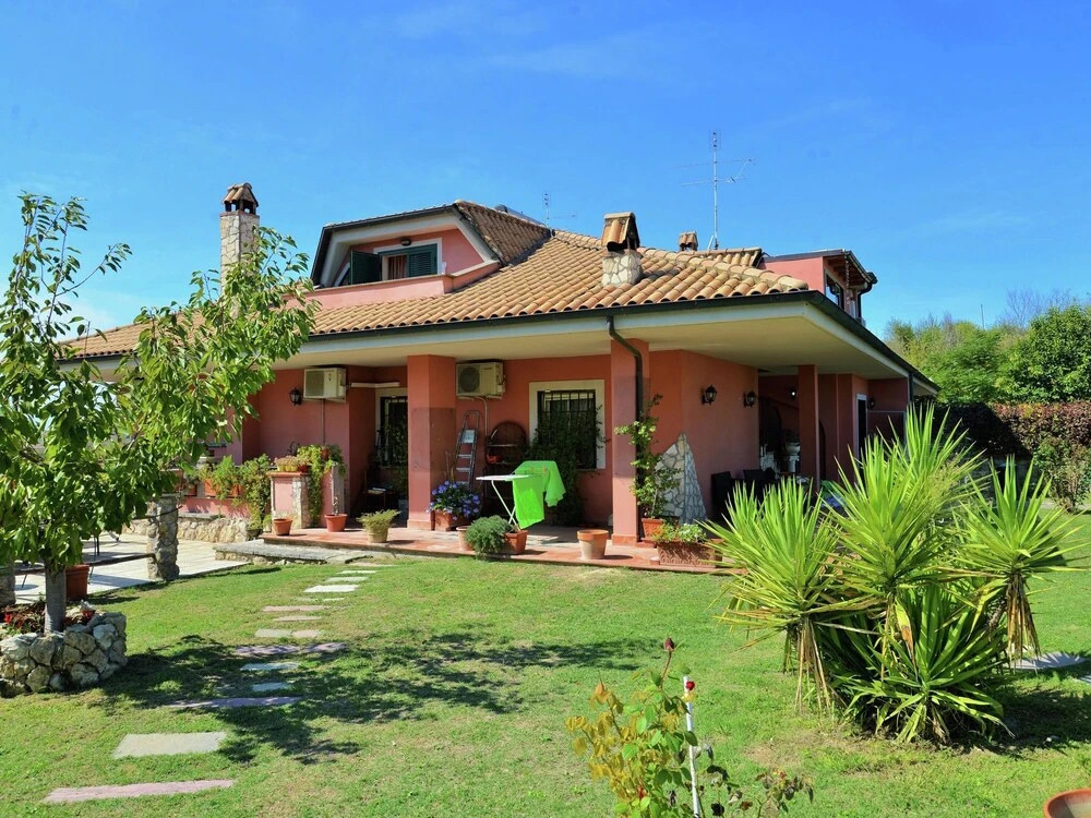 Villa in Monterotondo with Pool & Tiber Views