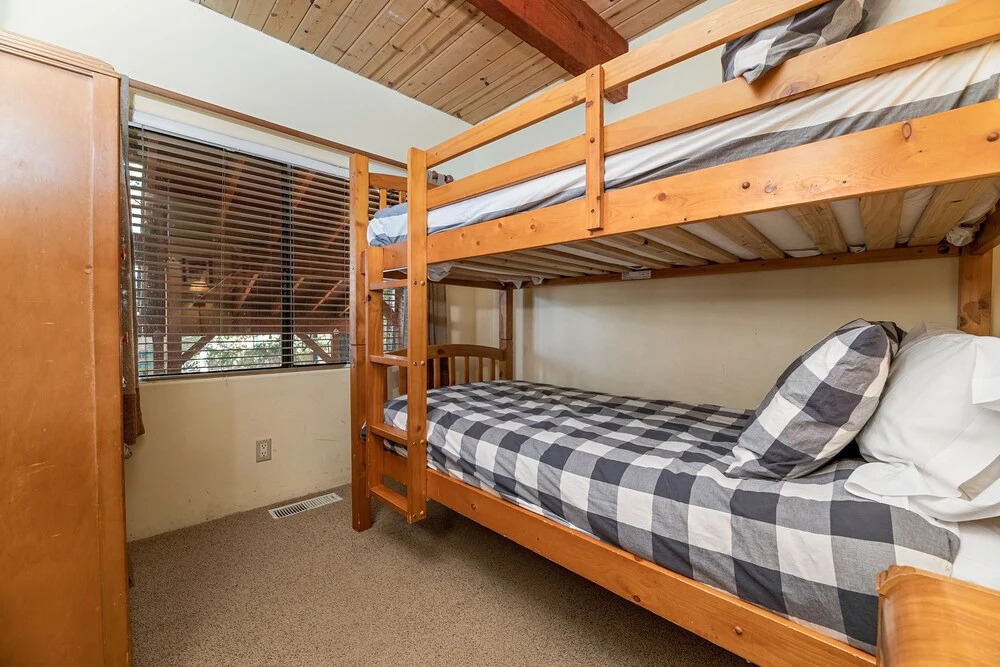 Big Bear Mountain Cabin - Spacious Mountain Home With Picturesque Views, Fast Internet! 3 Bedroom Cabin