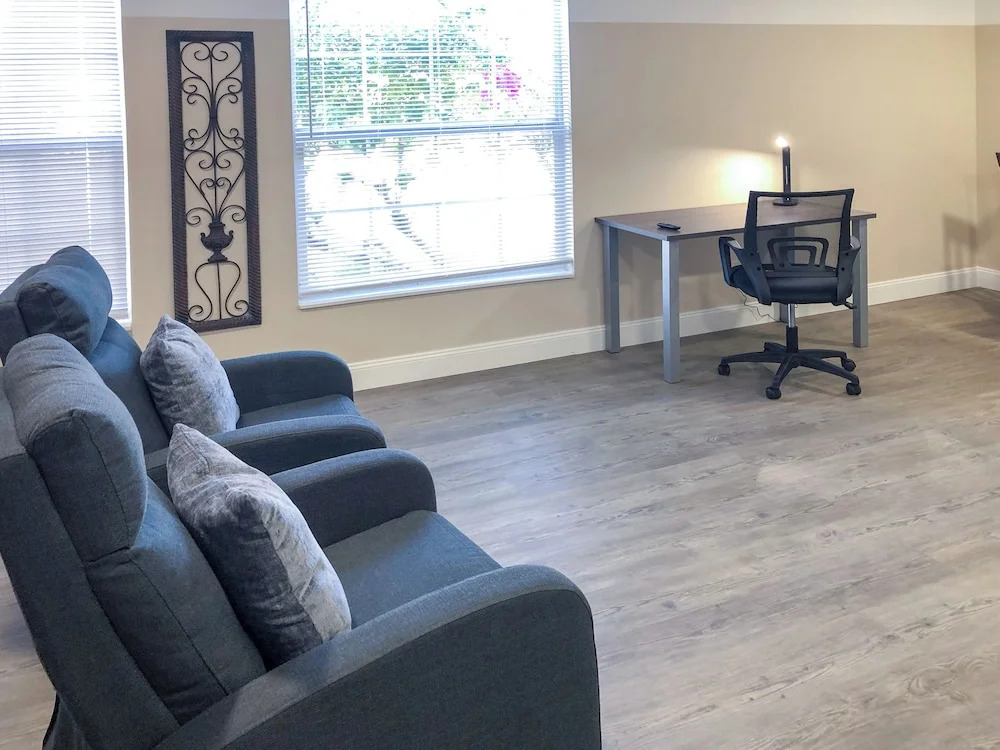 Lazy Cuckoo Inn - Sleek and Stylish Studio Apartments