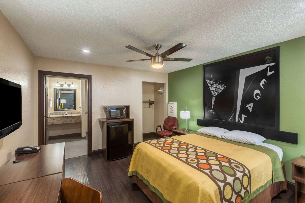 Super 8 by Wyndham Austin University/Downtown Area